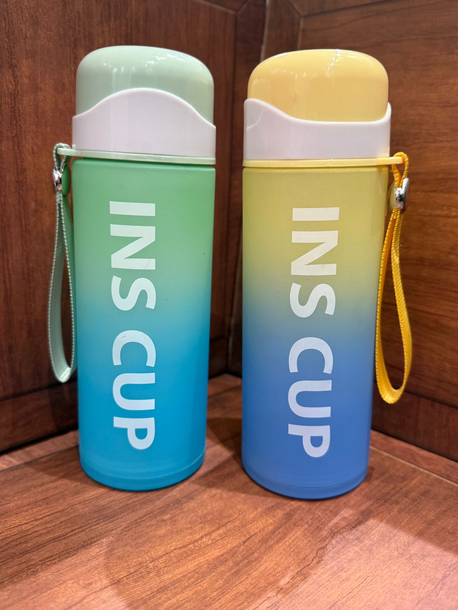 مطرت ماء زجاج