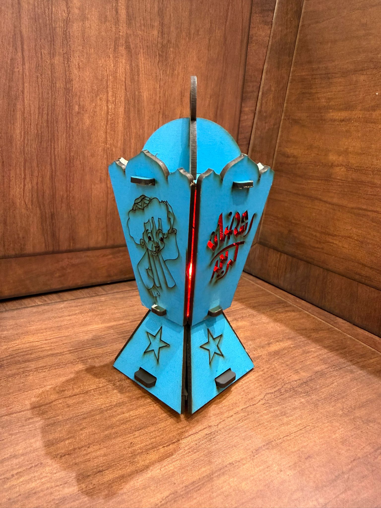 فانوس خشب حجم وسط مضيء