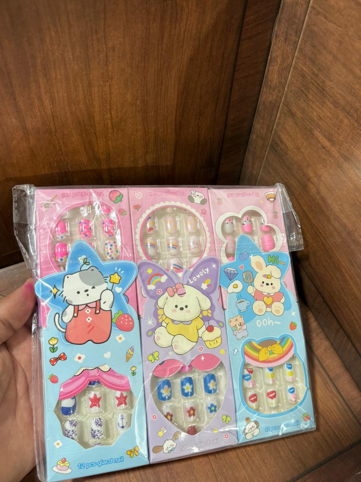 اظافر بناتي ملون