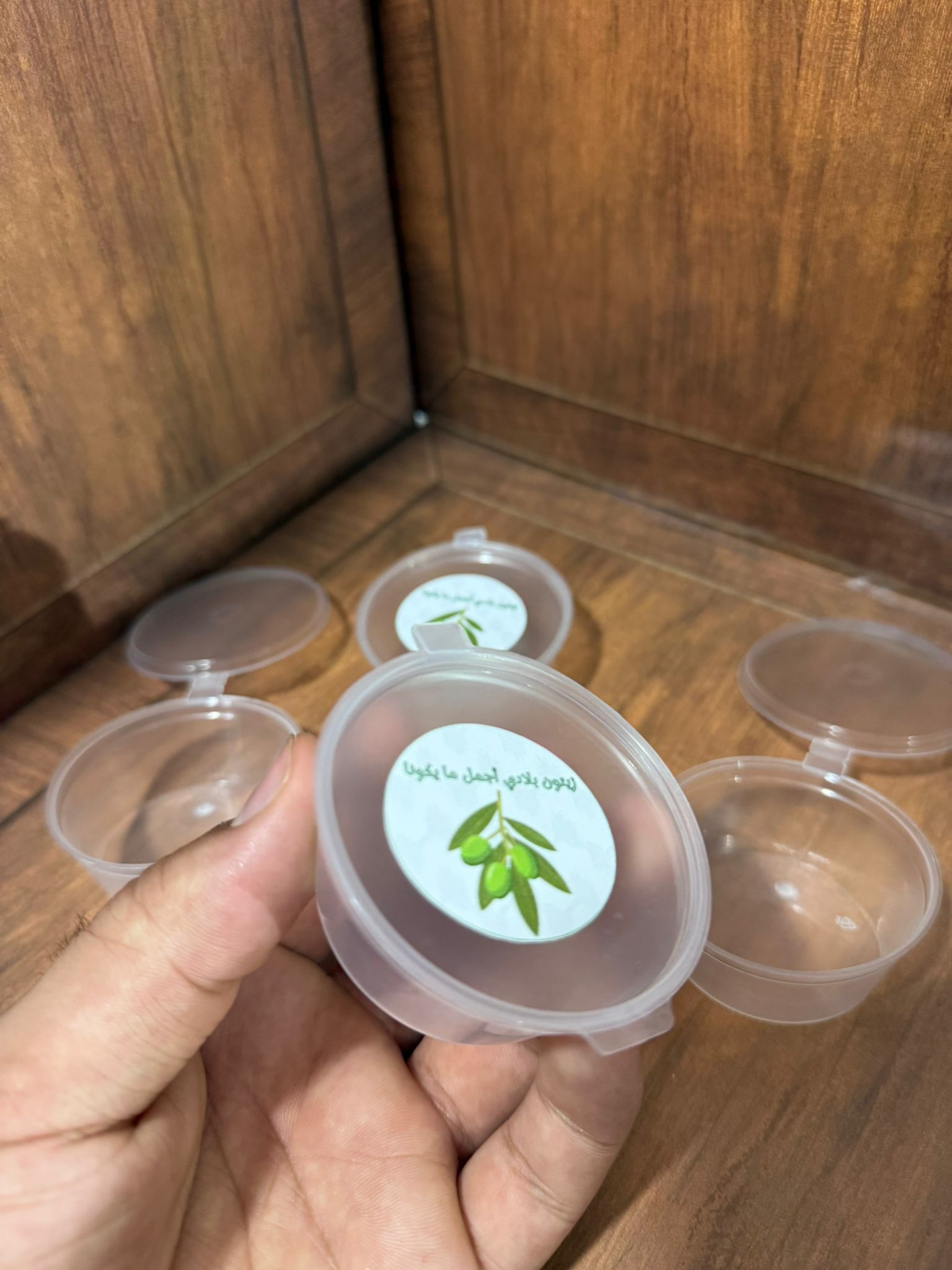 علب بلاستك مع ستكرز لزيتون (كل 35 علبة مع ستكرز )