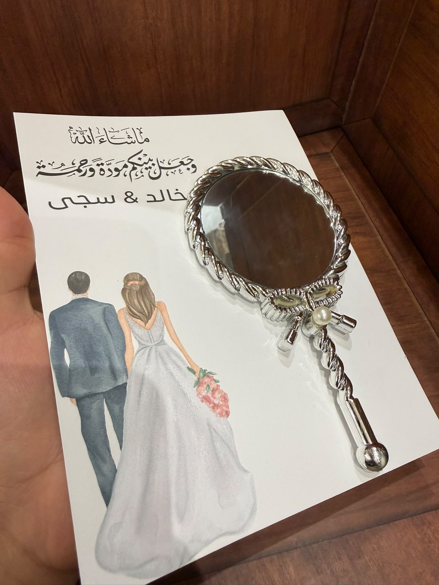 توزيعات المرايه مع بطاقة كبيرة تصميم خاص للعرسان