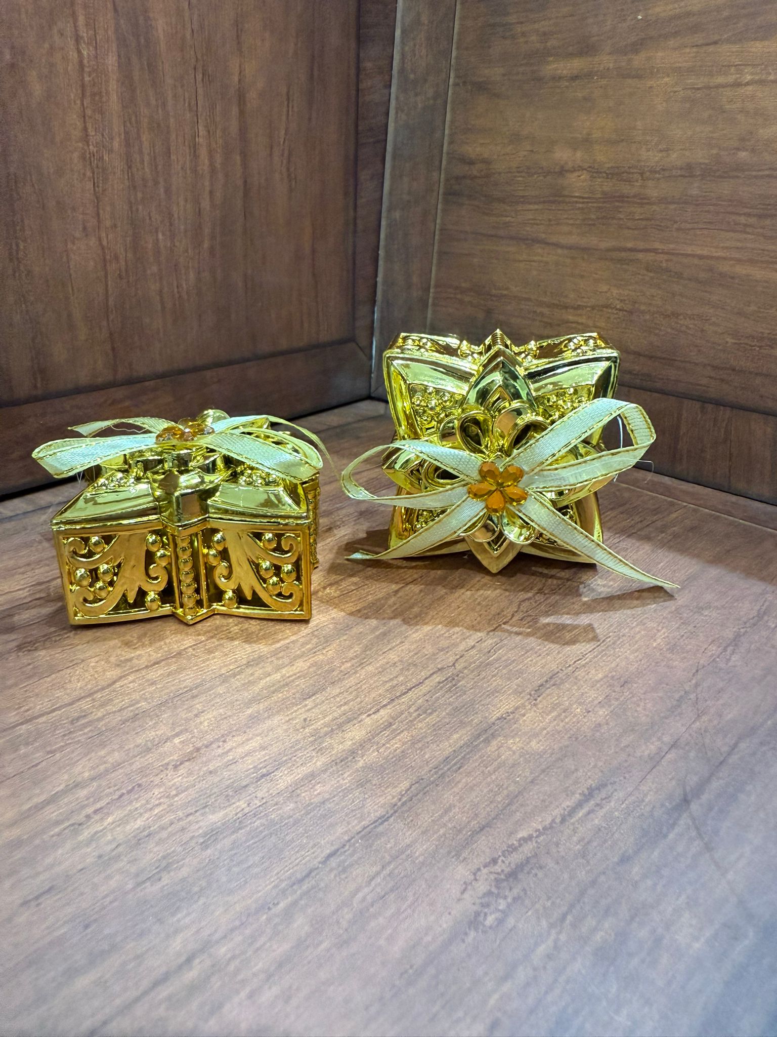 توزيعات بلاستك ذهبي و فضي (كل 12 توزيعة )