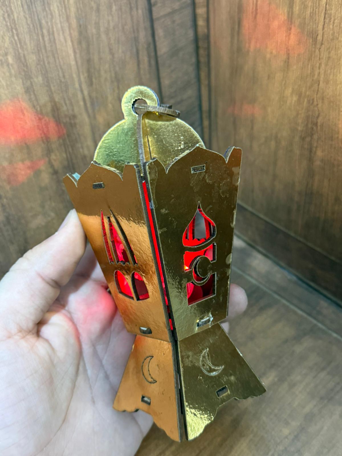 فانوس خشب حجم وسط مضيء