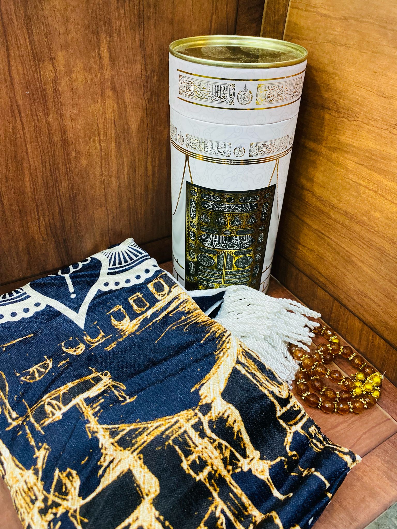 (بكج علبة معدن (سجادة صلاة ثقيلة مع مسبحة