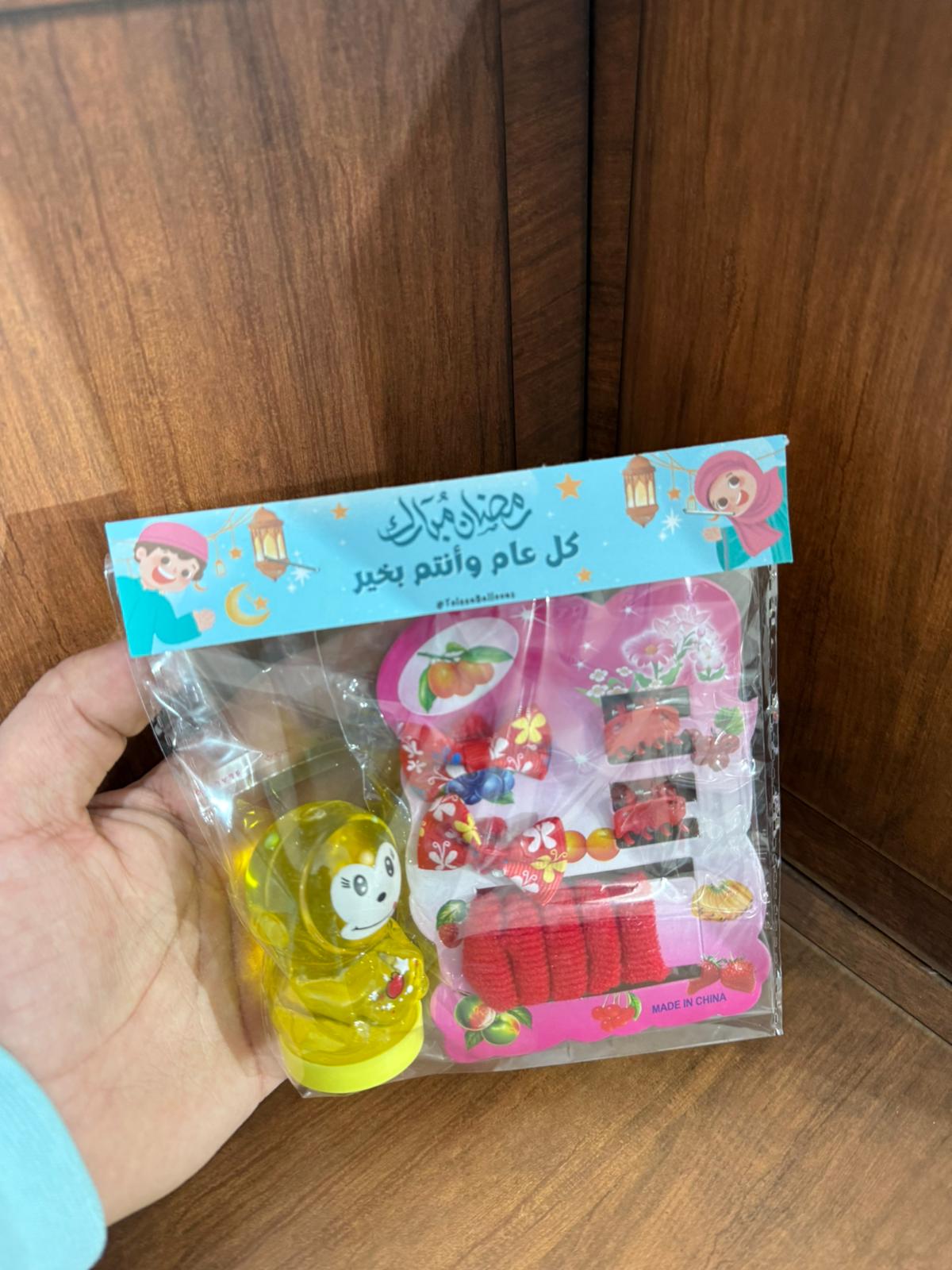 ربطة شعر مع لعبة سلايم مع تغليف (إمكانية كتابة الاسم)