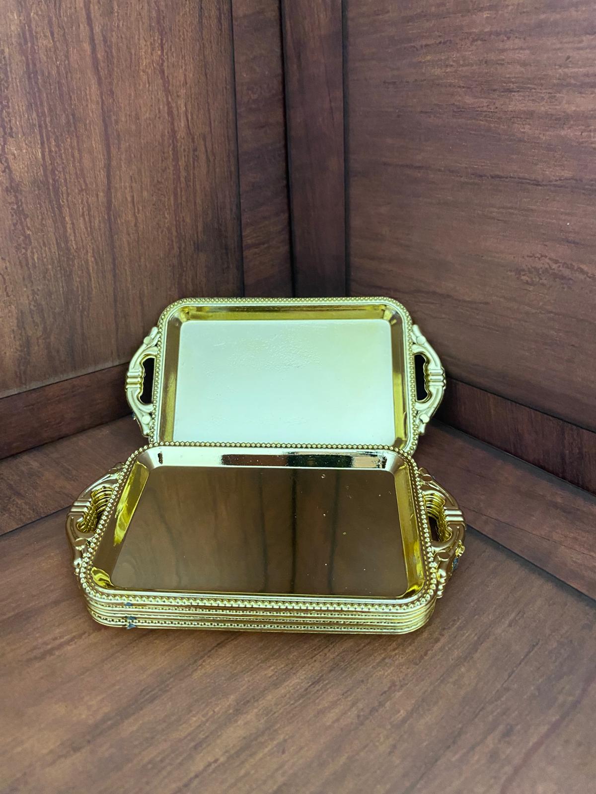 صواني الصغيرة لون ذهبي