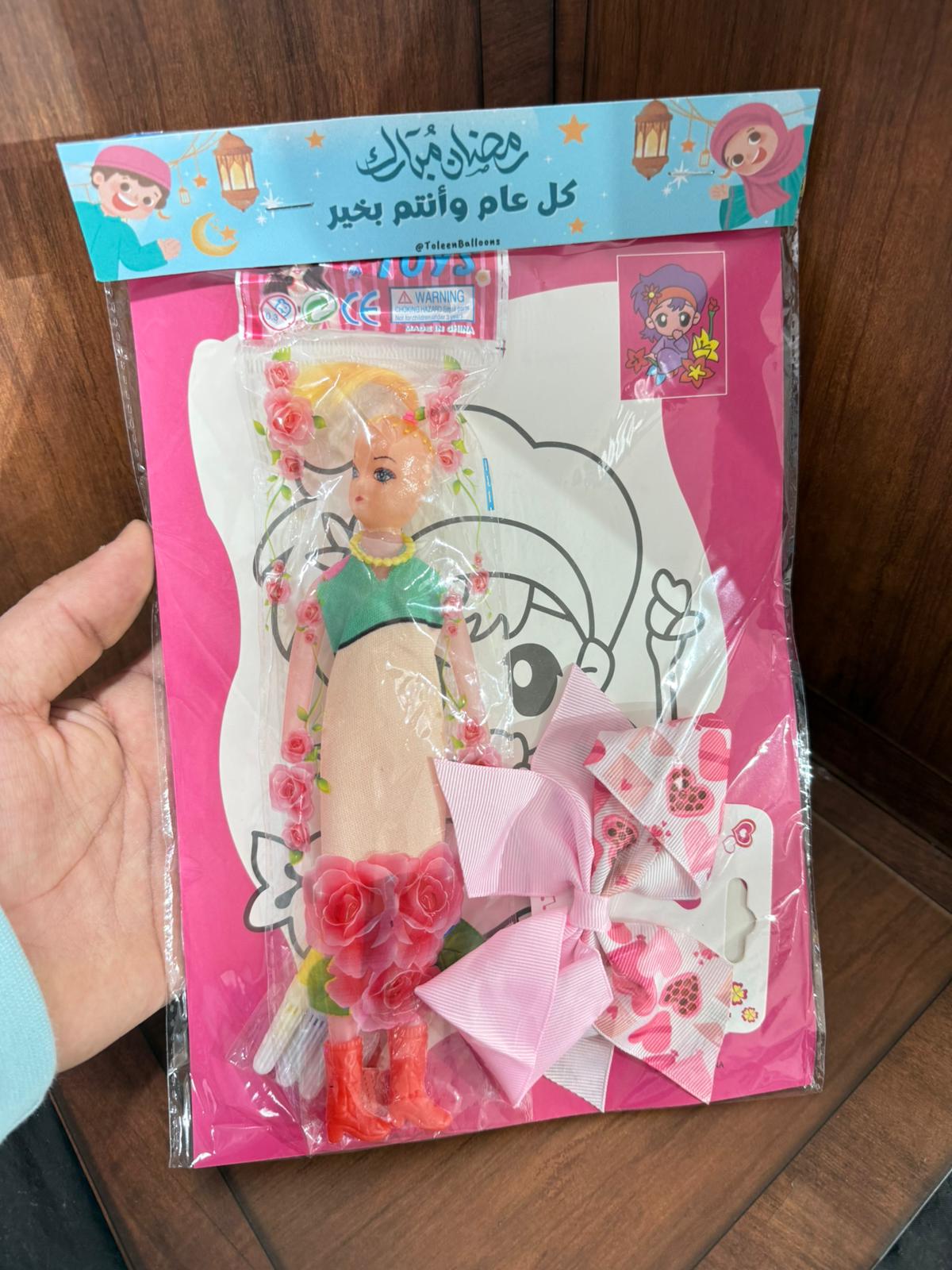 بطاقة تلاوين مع ربطة الشعر مع لعبة باربي مع تغليف
