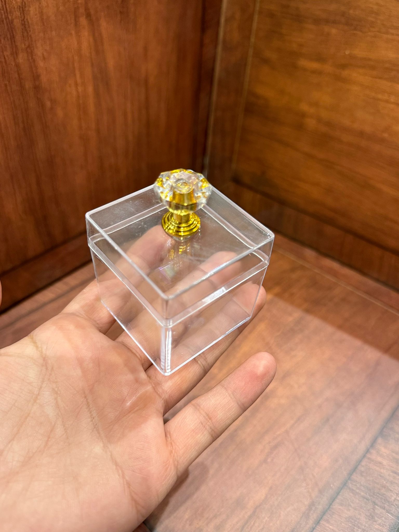 علب اكريلك (كل 12 علبة )