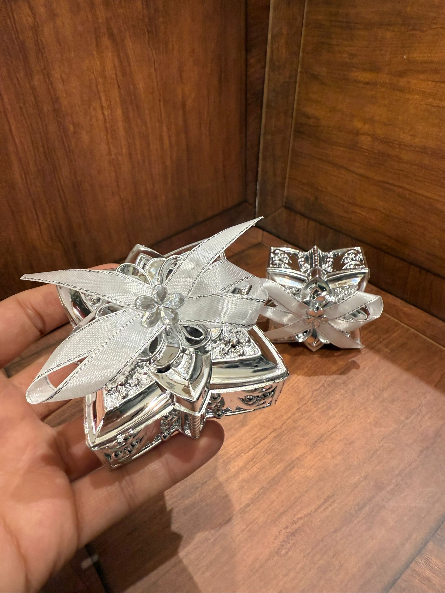 توزيعات بلاستك ذهبي و فضي (كل 12 توزيعة )