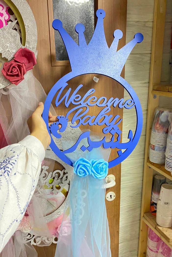 تعليقة خشب شكل التاج بلون الأزرق