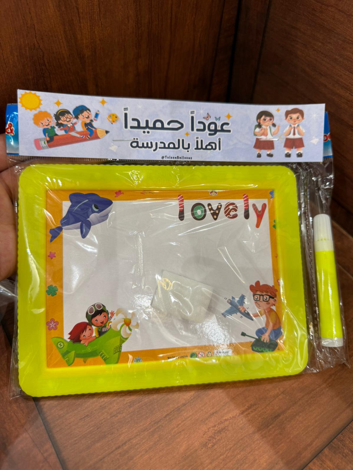 لوح مع اقلام مع تغليف
