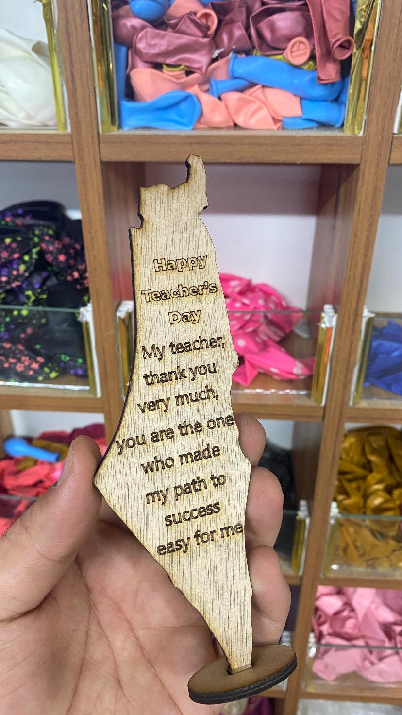 ستاند خشب شكل الخريطة للمعلم مع امكانية كتابة الاسم حجم وسط