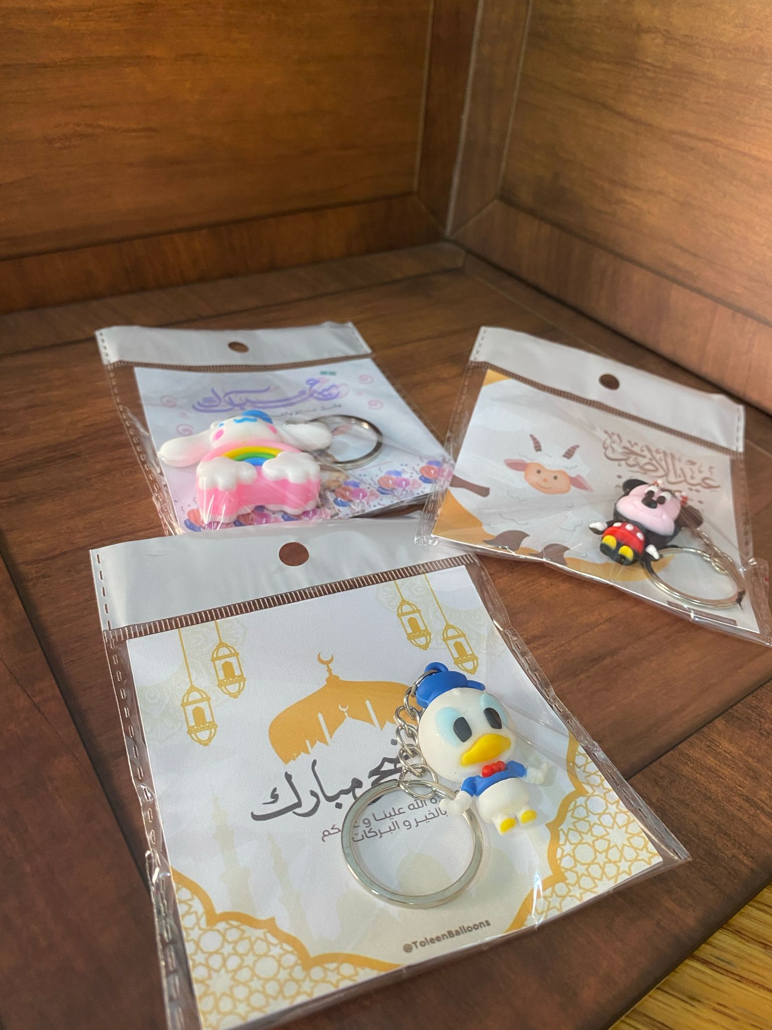 مداليات دزني ولادي وبناتي حجم أصغر مغلفات مع بطاقة لعيد الأضحى