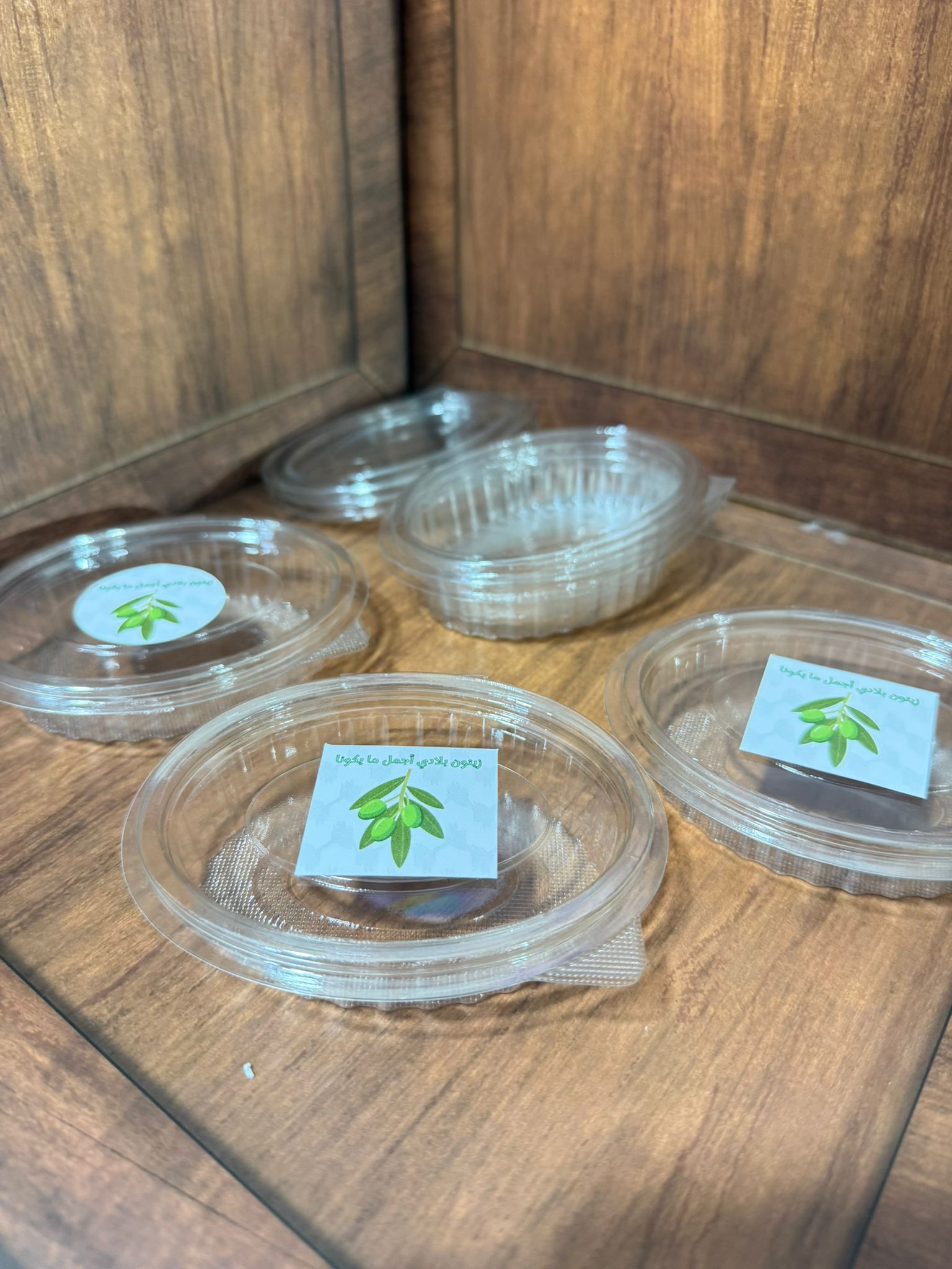 علب بلاستك مع ستكرز لزيتون (كل 35 علبة مع ستكرز )