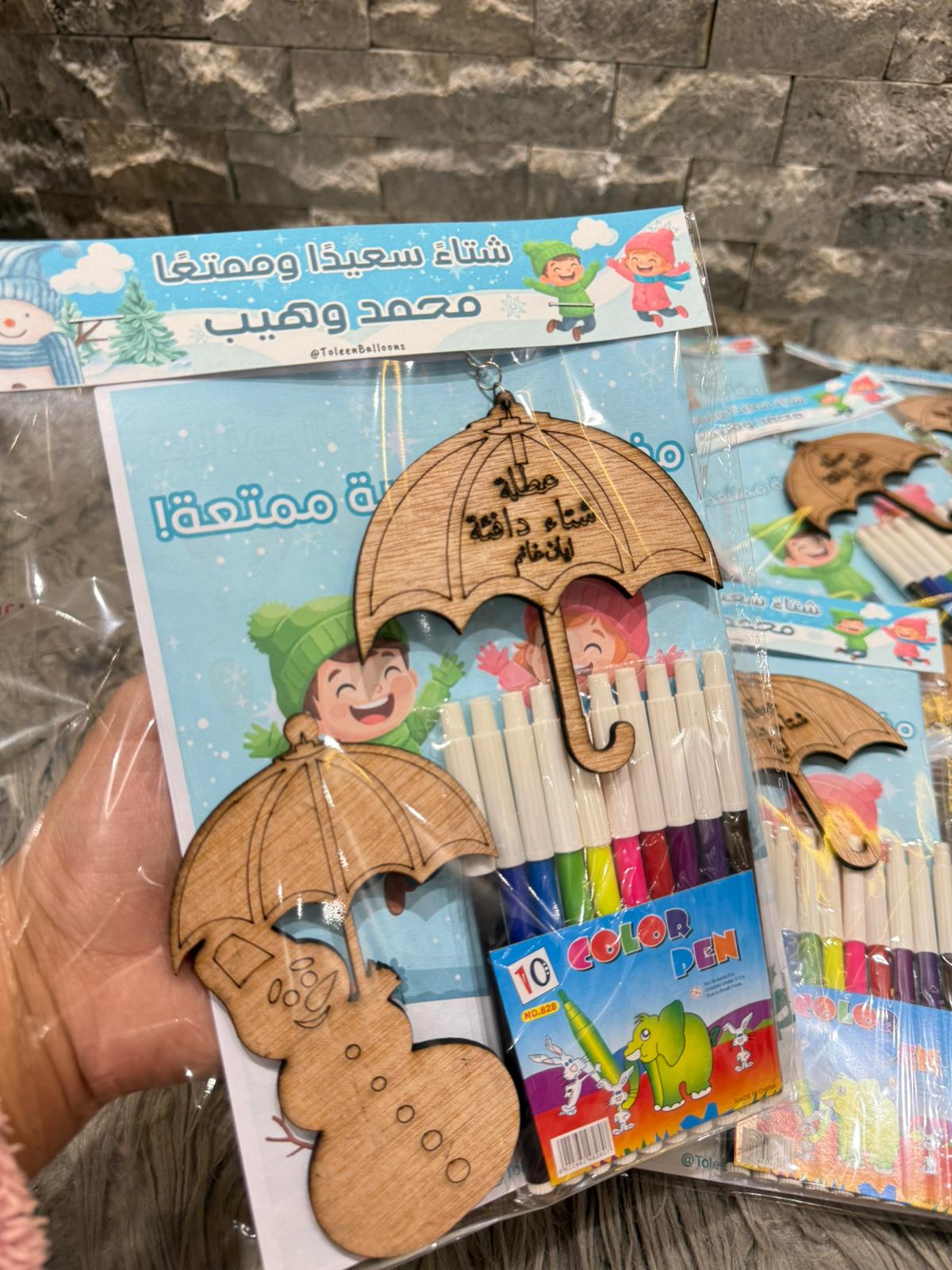 دفتر فعاليات لشتاء مع الوان مع مدالية وخشبة تلوين رجل الثلج مغلف مع امكانية كتابة الاسم