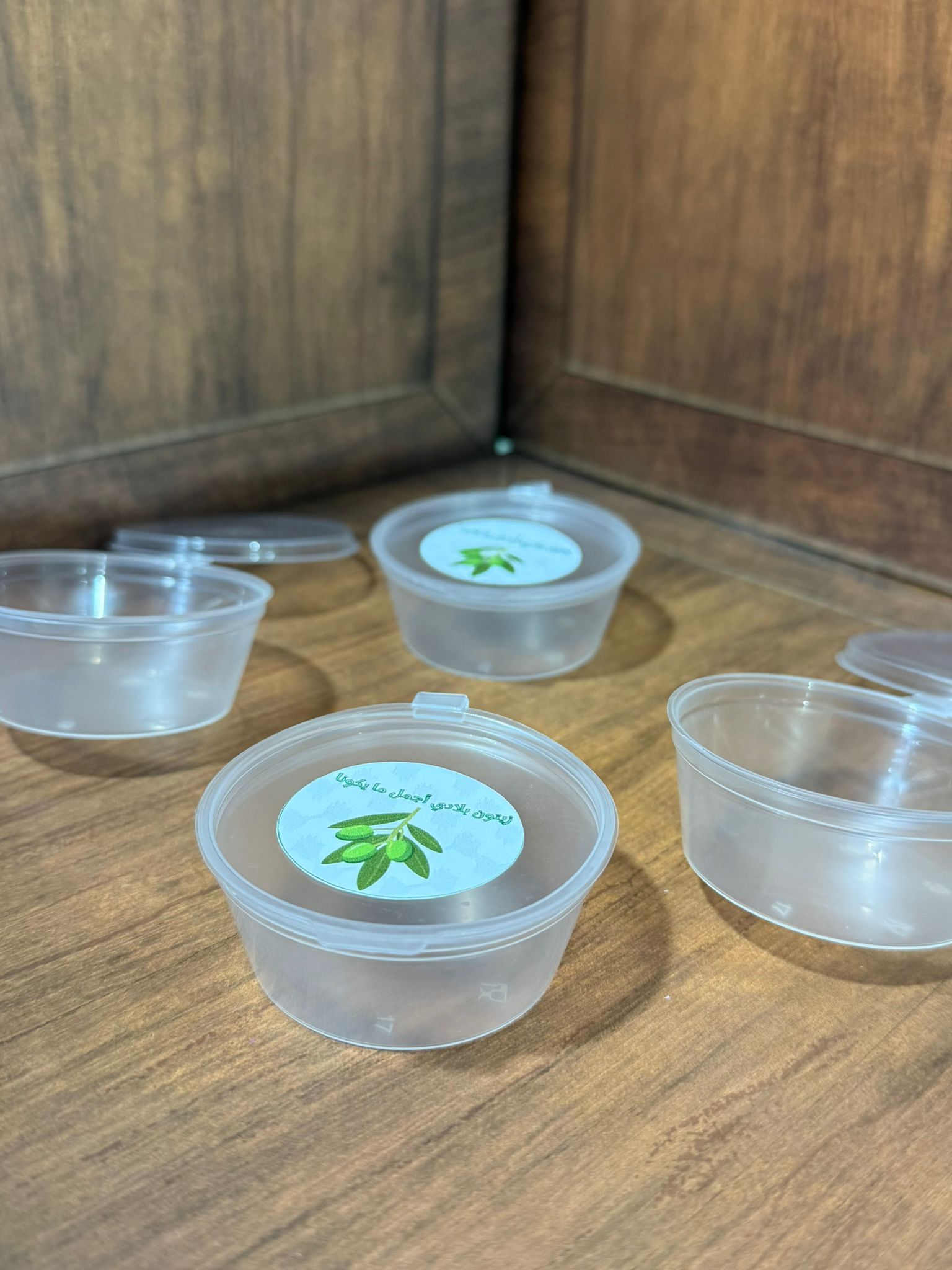 علب بلاستك مع ستكرز لزيتون (كل 35 علبة مع ستكرز )