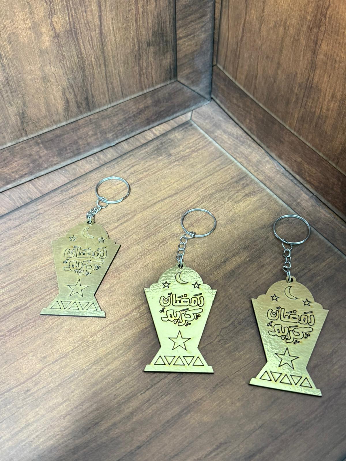 مداليات خشب بلون الذهبي