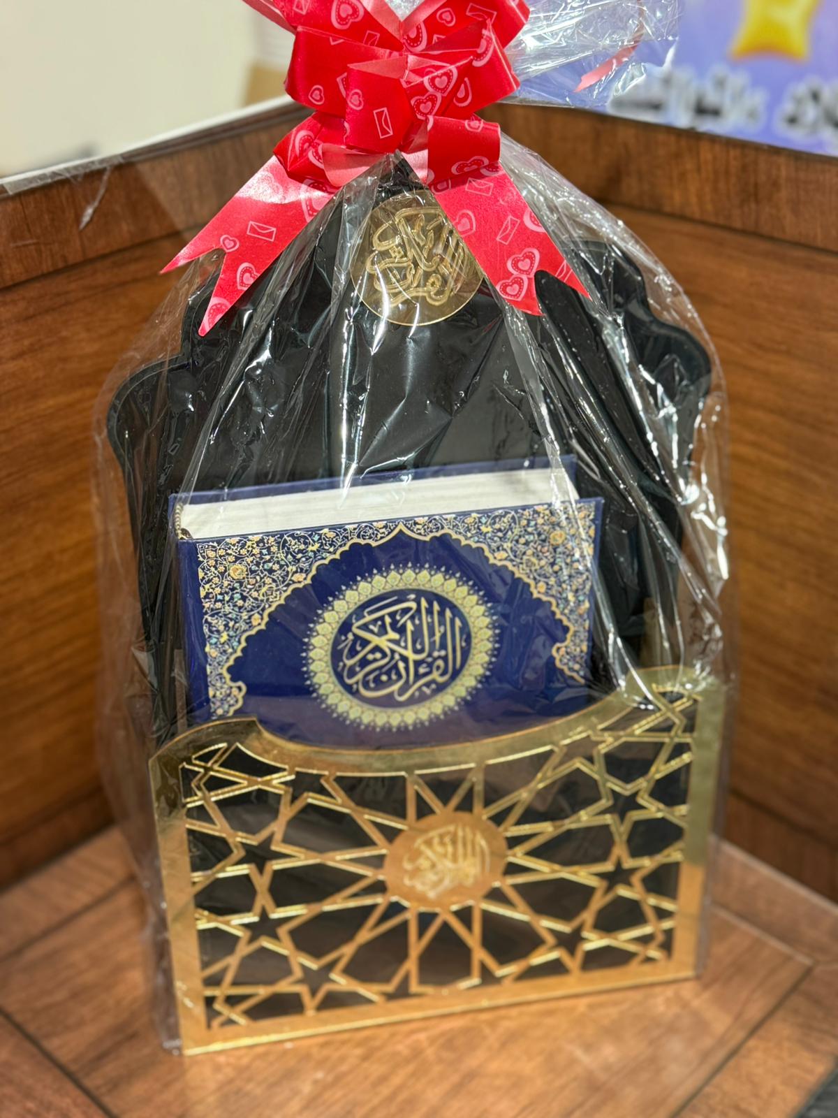 ستاند خشب مع اكريلك مع قرآن كامل مع تغليف