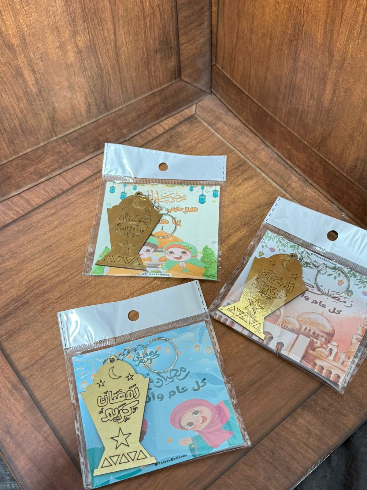 مداليات خشب ذهبي مع بطاقة مع تغليف لرمضان