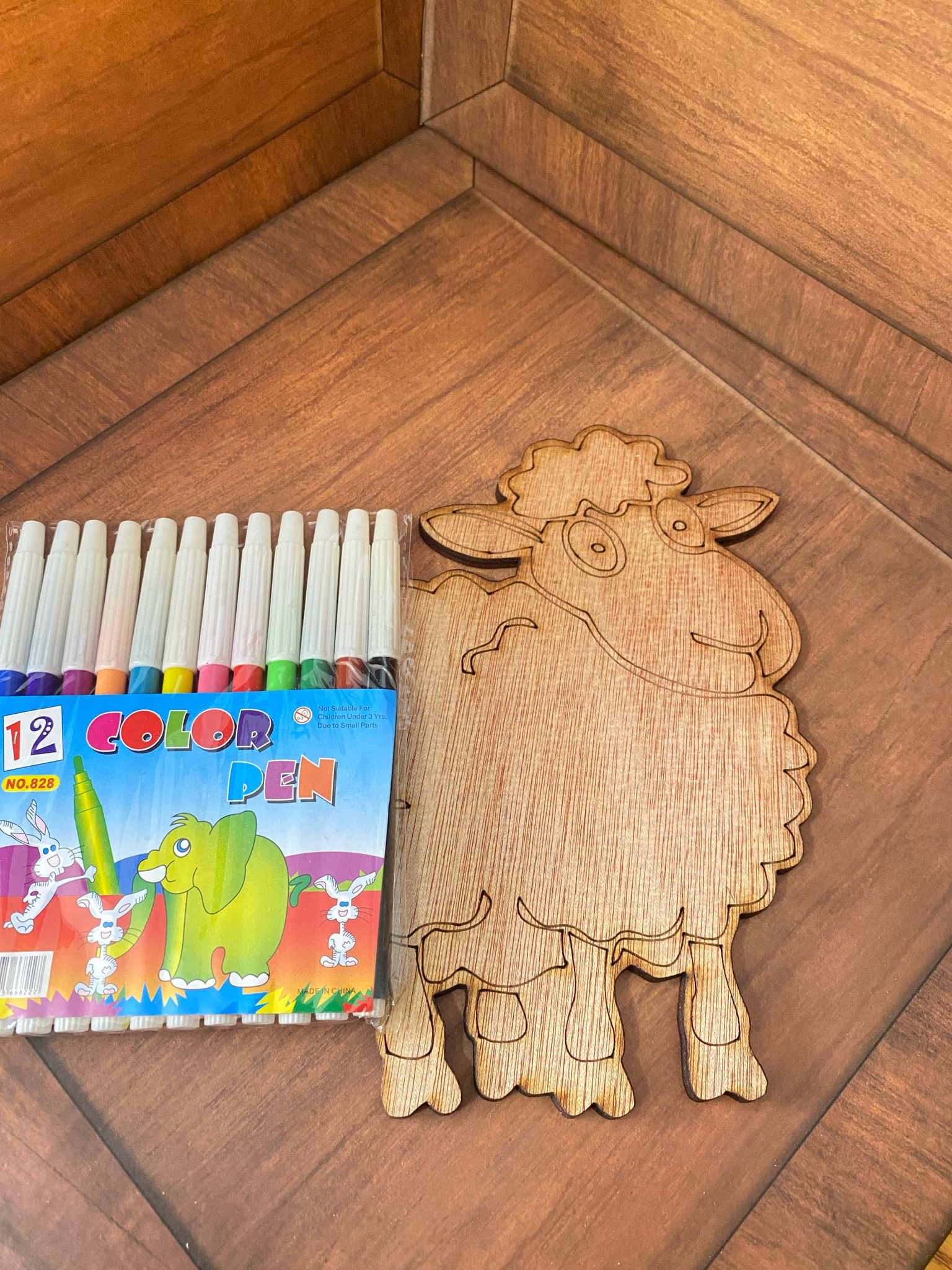 خشبة تلاوين شكل خاروف مع بكيت اقلام وتغليف حجم كبير