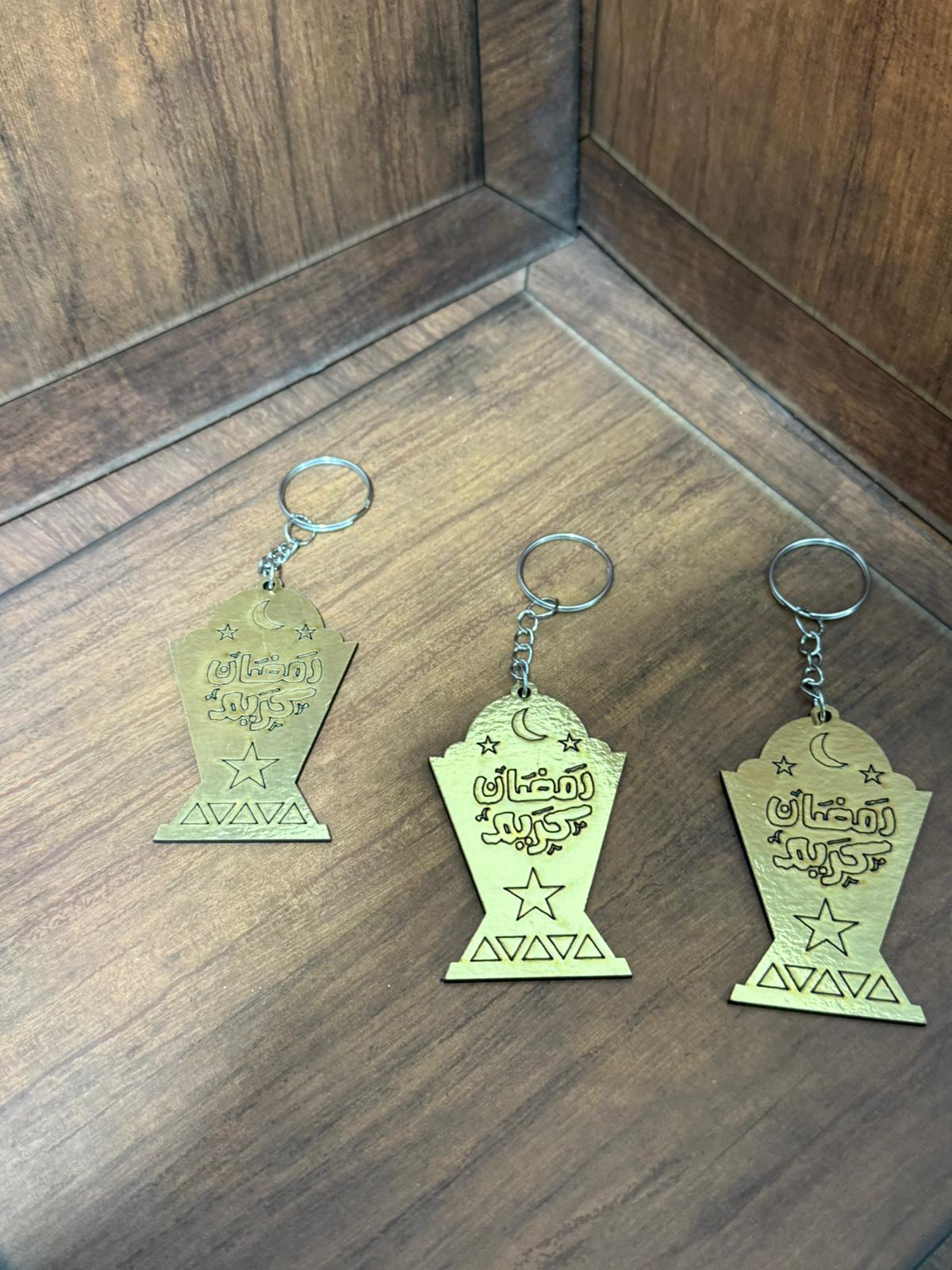 مداليات خشب بلون الذهبي