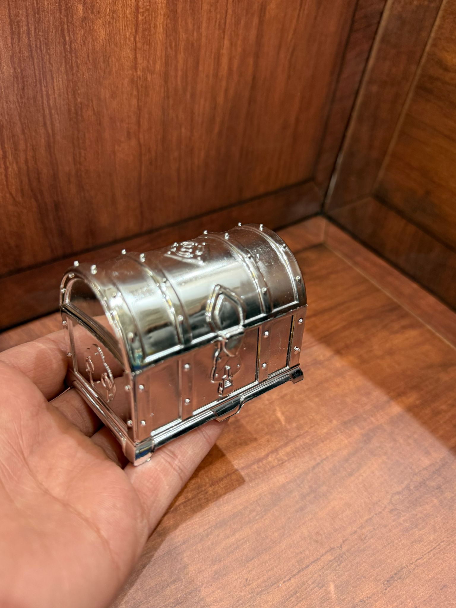 توزيعات صندوق بلاستك ذهبي و فضي (كل 12 توزيعة )