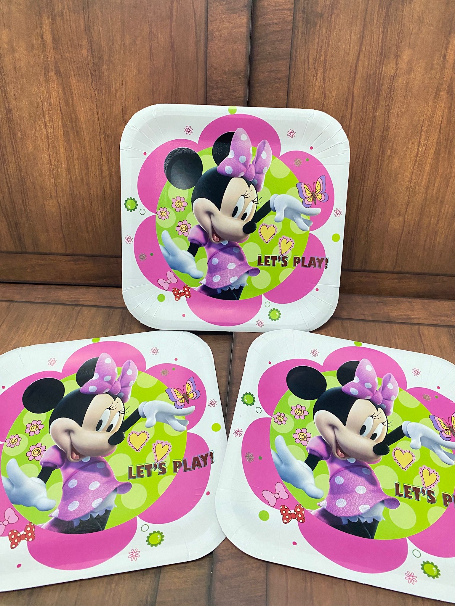 صحون ميني ماوس يحتوي ميني ماوس