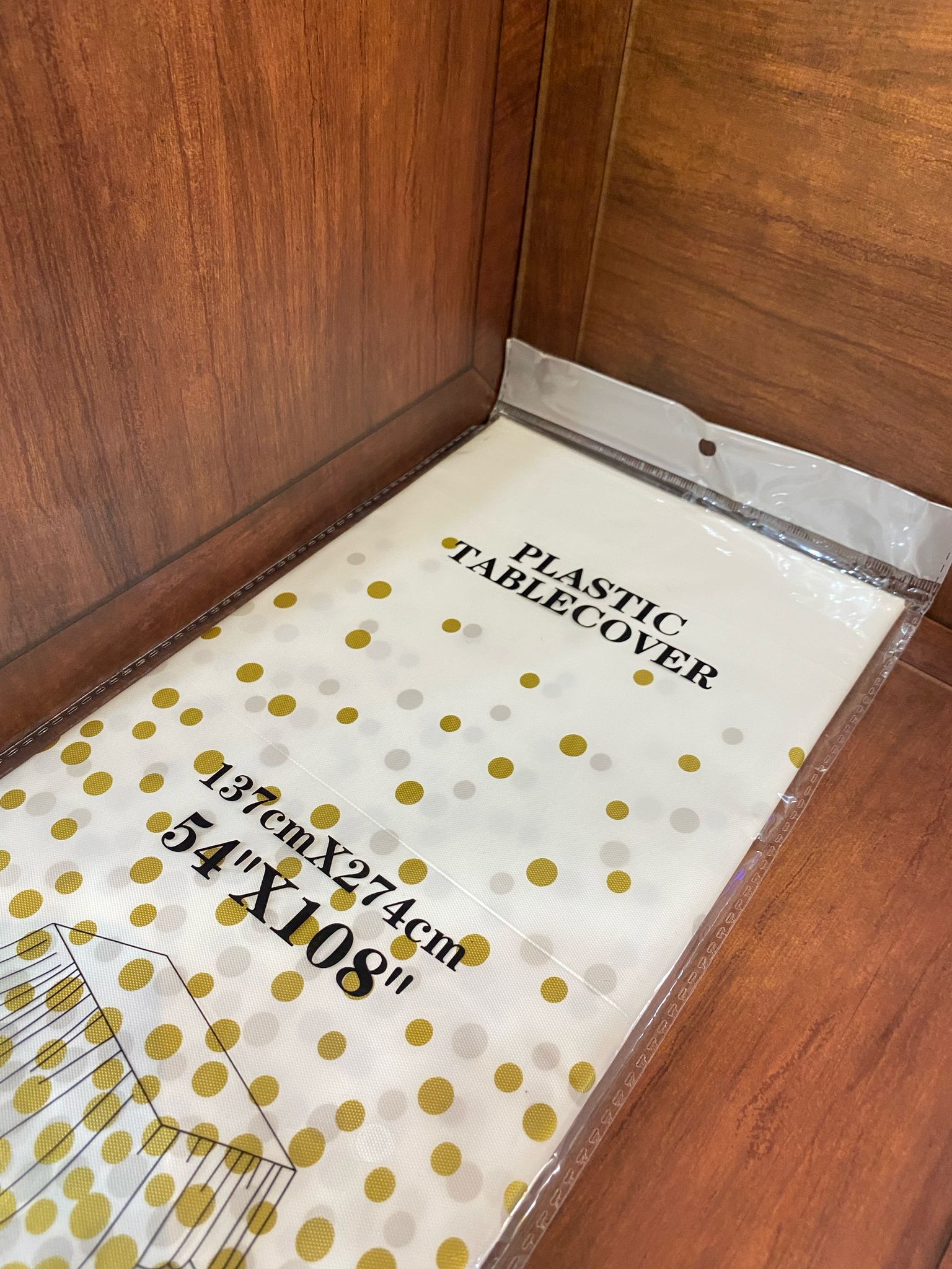 شرشف طاولة ذهبي منقط