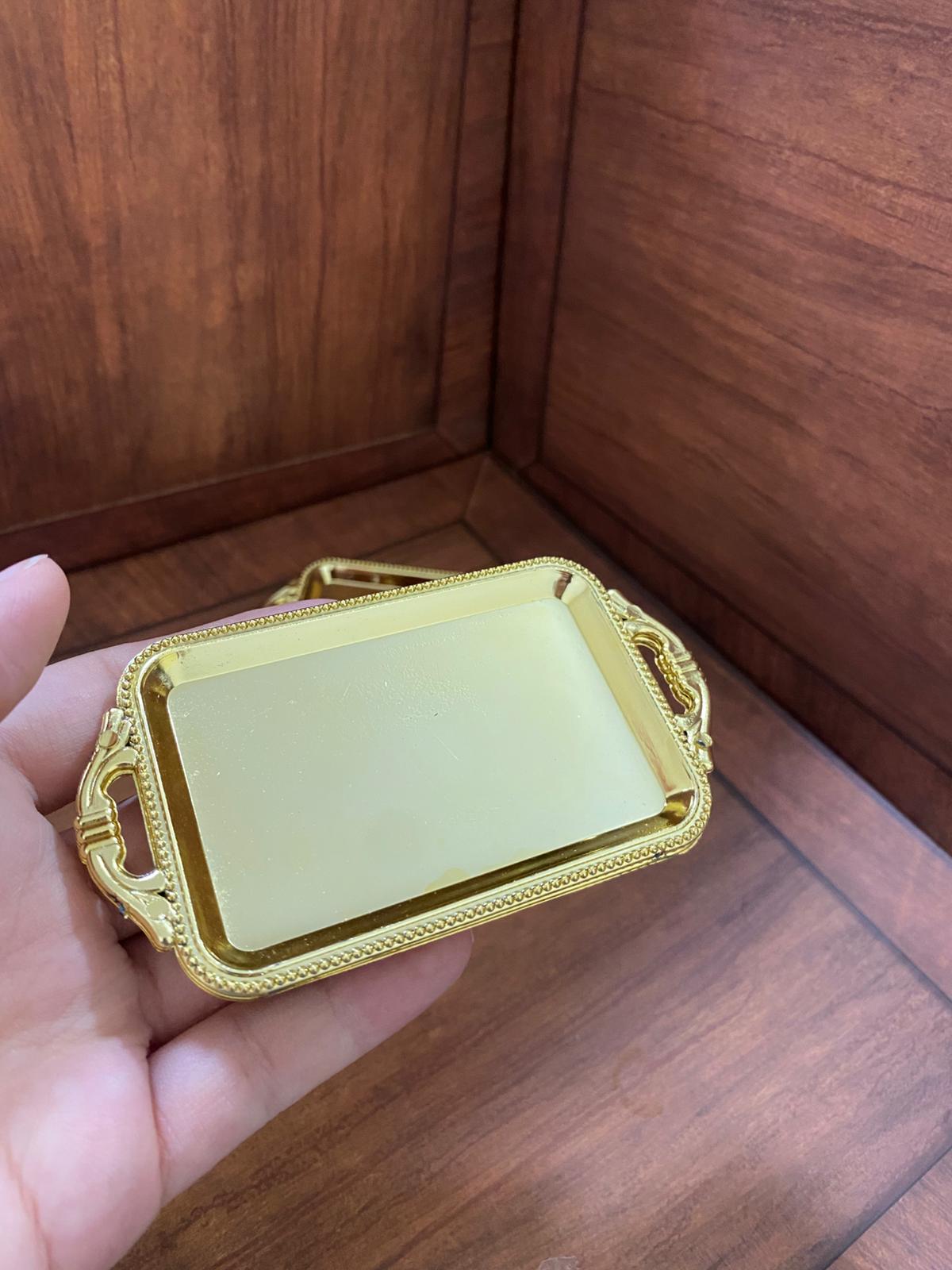 صواني الصغيرة لون ذهبي