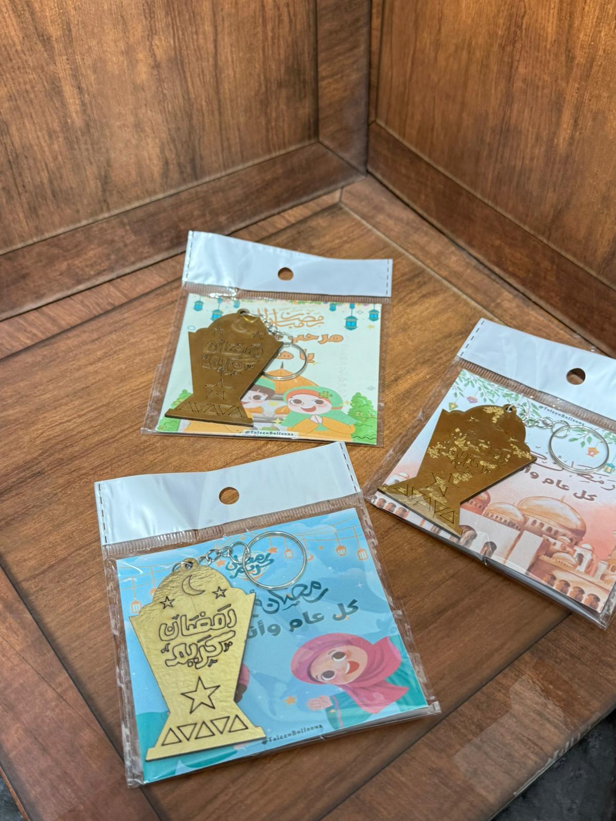 مداليات خشب ذهبي مع بطاقة مع تغليف لرمضان