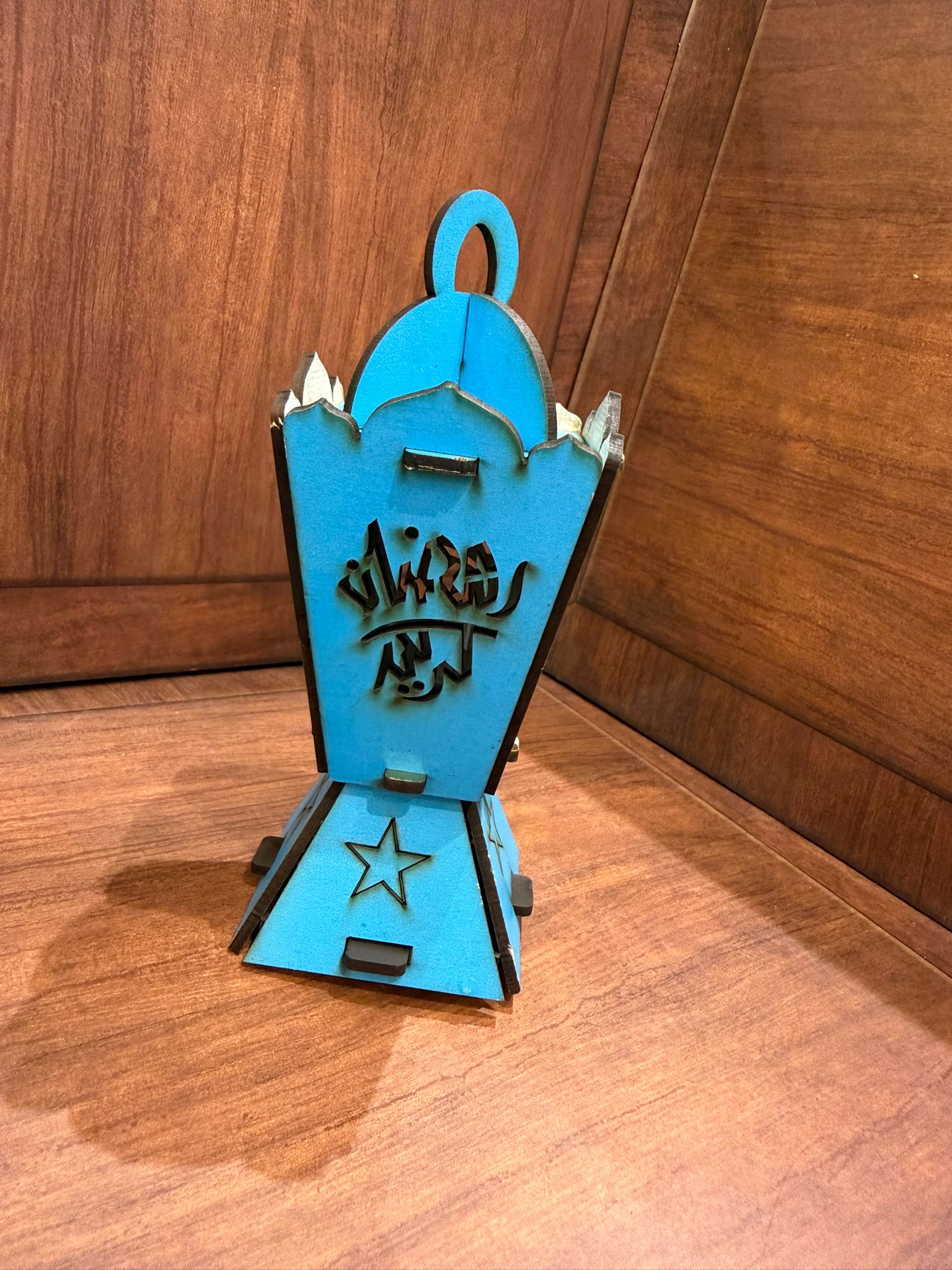 فانوس خشب حجم وسط مضيء