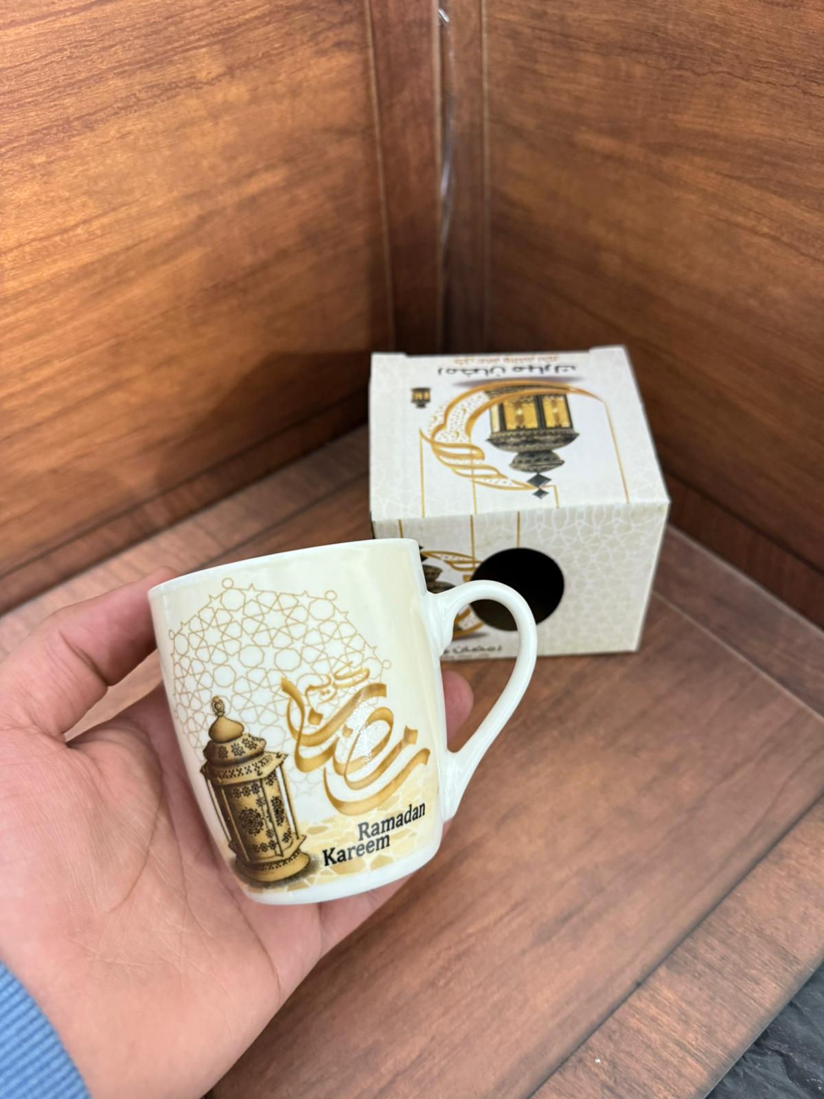 كاسات لرمضان مع كرتونة