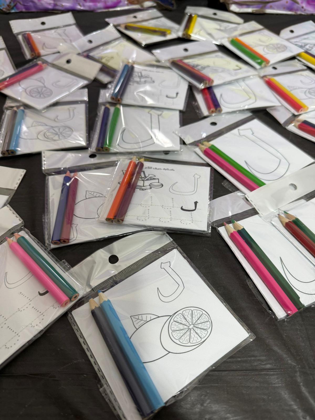 بطاقات تلوين لتعليم مغلفات كل 3 بطاقات مع 2 الوان  امكانية اختيار الحرف