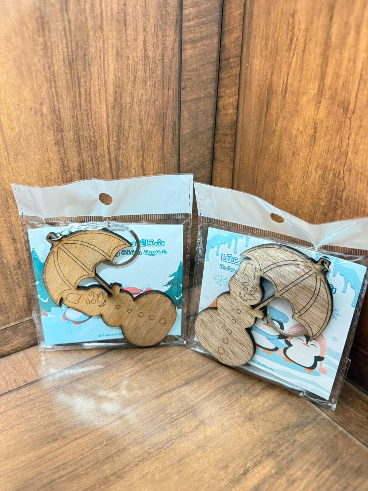 مدالية خشب شكل رجل الثلج مغلفة لعطلة الشتاء